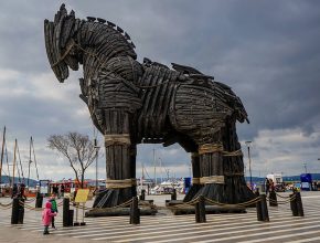 How big was the Trojan horse?